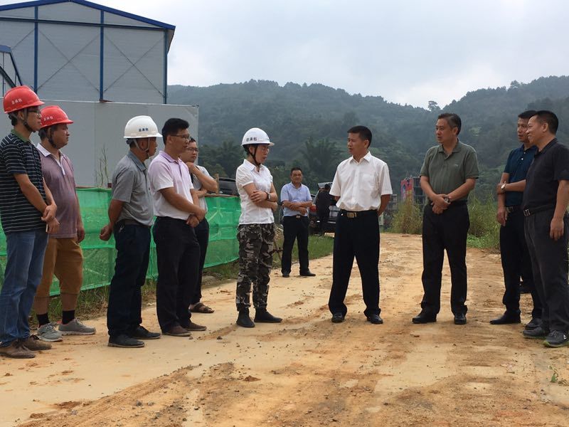 1508728009129667.jpg 黄贤昌书记向项目部询问工程进展情况和存在困难.jpg