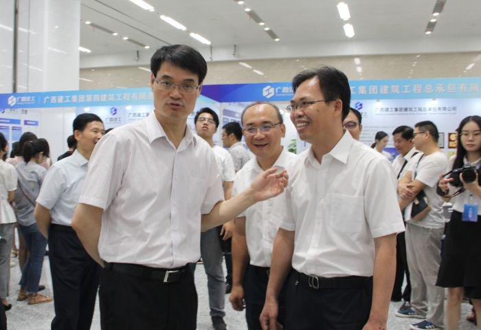广西建工集团有限责任公司党委书记、董事长金宁运到公司展位了解招聘情况.jpg