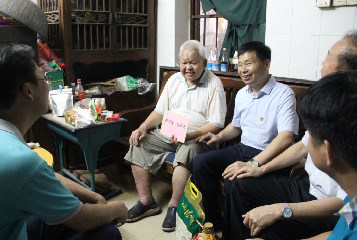 1530765097140257.jpg 与退休老党员劳仕香围坐在一起交流.jpg