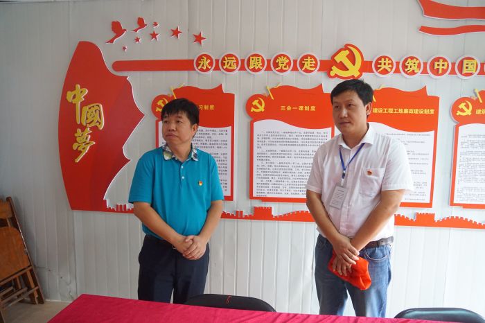 1539305717989472.jpg 参观项目党员活动室.jpg