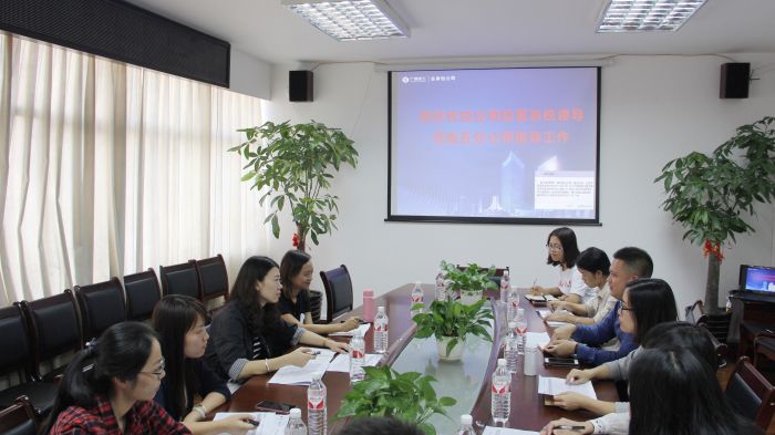 检查小组在五分公司检查预结算工作 骆春玲摄.jpg