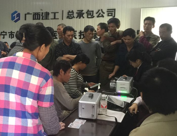 南宁市第一人民医院项目办理现场。黎子宁 摄.jpg