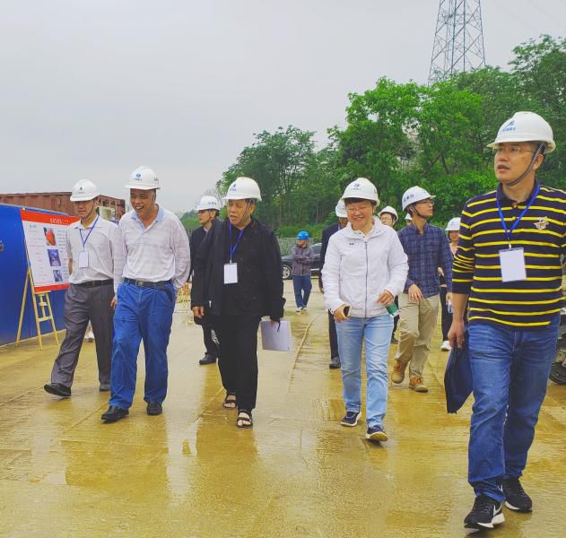8公司领导与检查组成员来到施工现场。杨弘桦摄_631x600.jpg