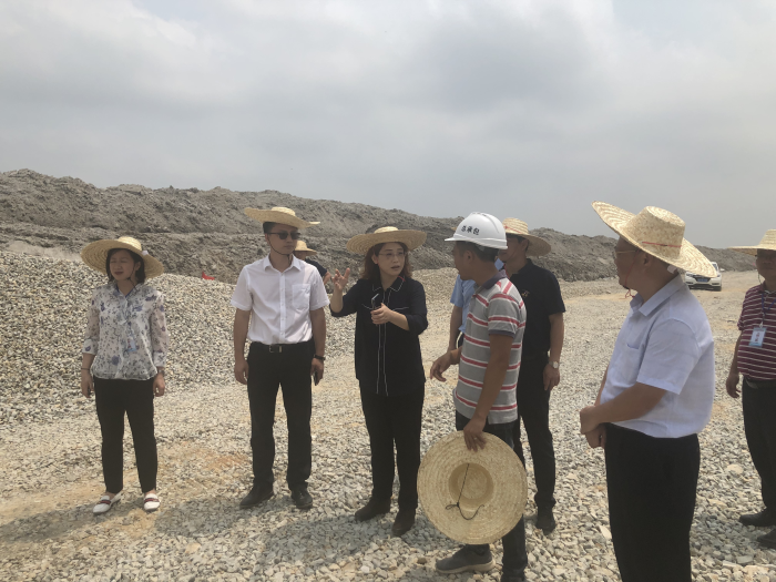 1556415919225830.png 2实地查看施工现场。卢丽君 摄700.png