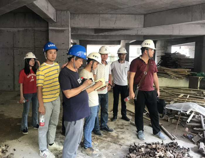 5.1深入项目一线调研。黄立波 摄700.png