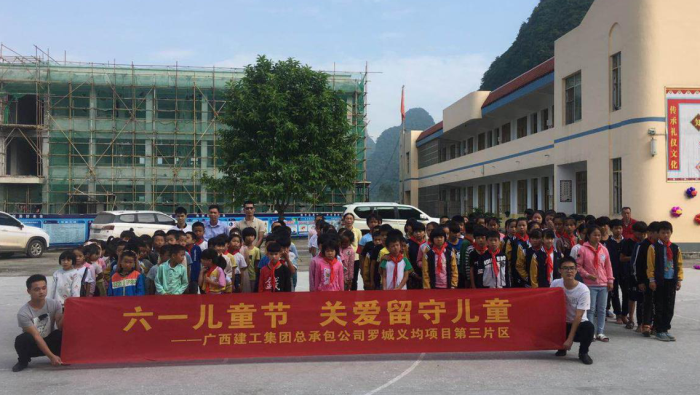 3与八联小学的学生们合影留念。马国敏 摄700.png