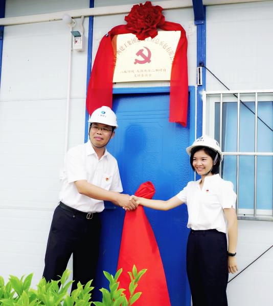 4.1陈祖训为项目党支部成立揭牌。谢微旋 摄700.JPG