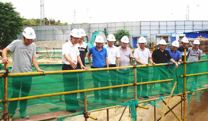 2.1陈祖训深入施工现场进行检查指导。谢微旋 摄700.JPG