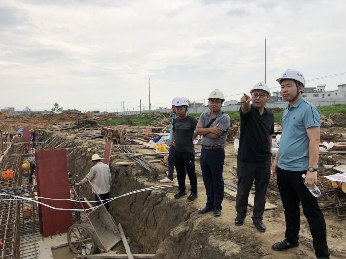 3检查现场。农丰华 摄700.jpg