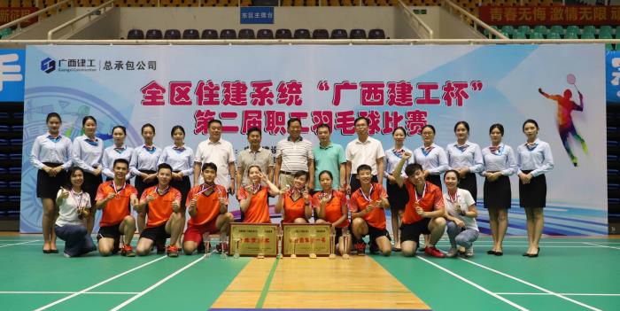 3.2出席领导与公司代表队、礼仪队合影 700.JPG