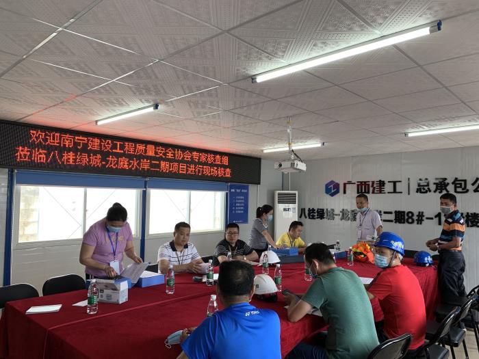 7.1资料核查现场。周林哲 摄700.jpg