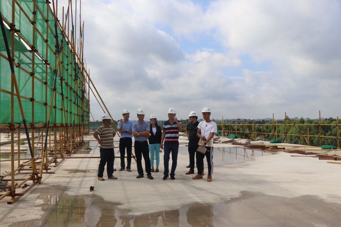 检查现场。 杨俊峰 摄.jpg