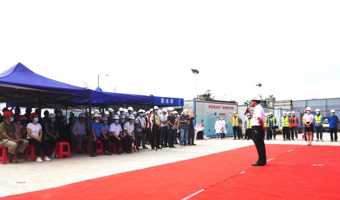 公司安全总监张强为演练进行点评。谢微旋 摄.jpg