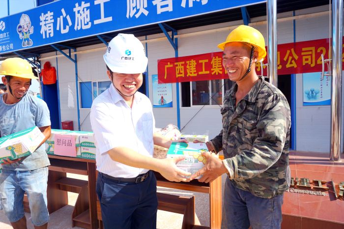 岑廷义为工人发放清凉慰问品。谢微旋 摄.jpg