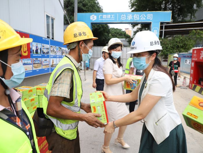 发放清凉饮品。李立云 摄.jpg