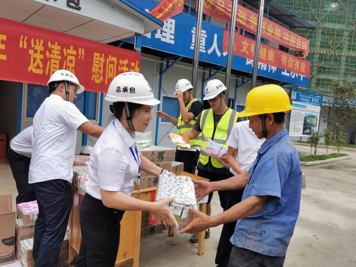 黄春玲给农民工送上清凉慰问品。 王瑾贞 摄.jpg