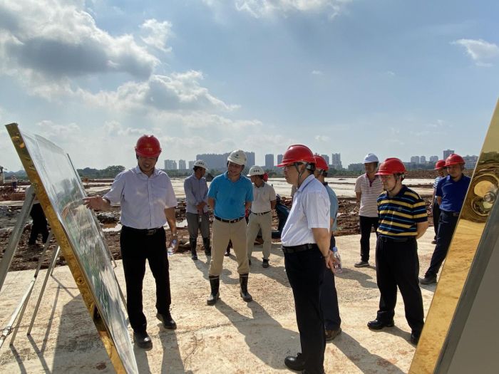 1了解项目概况。韦艳兰 摄.jpg