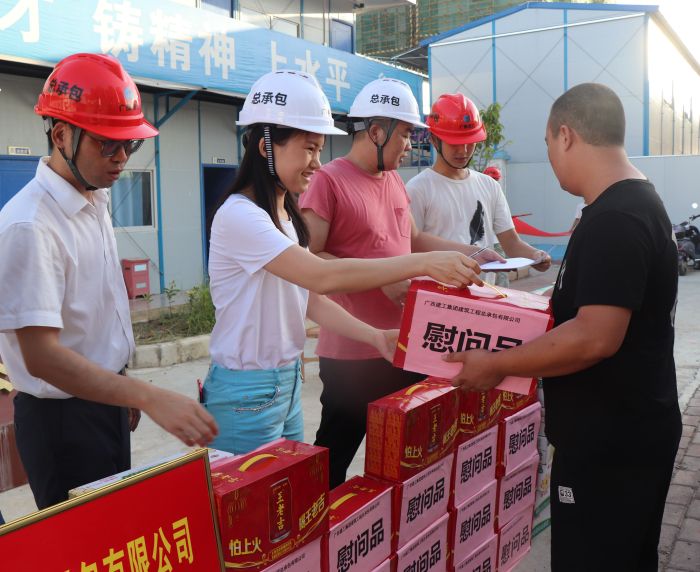 发放慰问品。 杨俊峰 摄.jpg