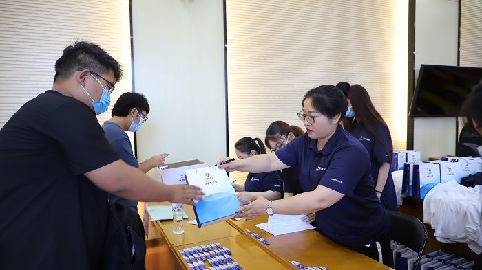 为新员工发放胸片、衣服等。李立云 摄.JPG