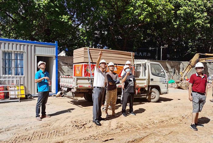 现场查看。陆大南 摄.jpg