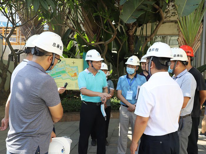 陈祖训询问项目进度。 李立云 摄.JPG
