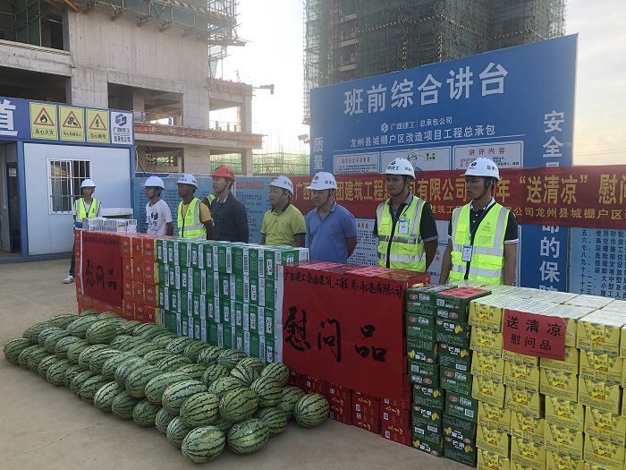 送清凉现场。卢瑞阳 摄.JPG