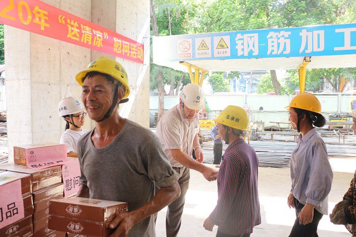 区工业设计院住宅项目送清凉。张钊林 摄.JPG