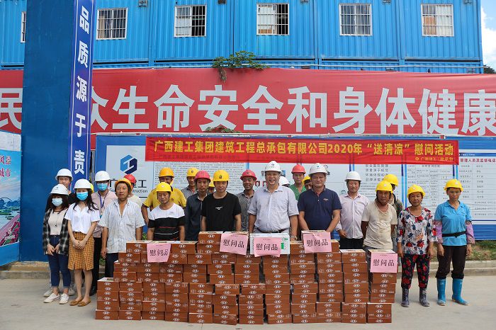 锦官阁项目送清凉。张钊林 摄.JPG