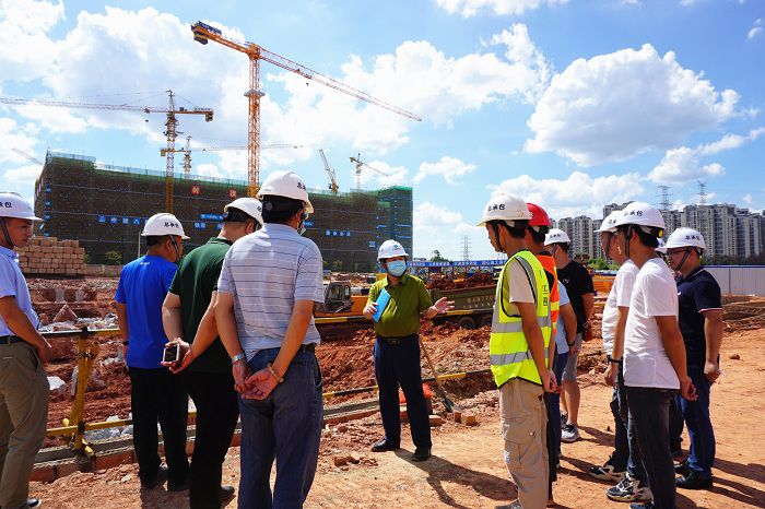 现场指导。谢微旋 摄.JPG