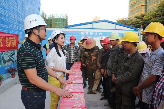 梁思赫慰问农民工。 唐霞 摄.JPG