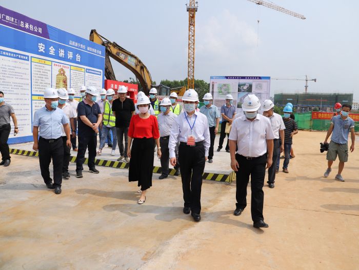 调研现场。侯健杰 摄.jpg