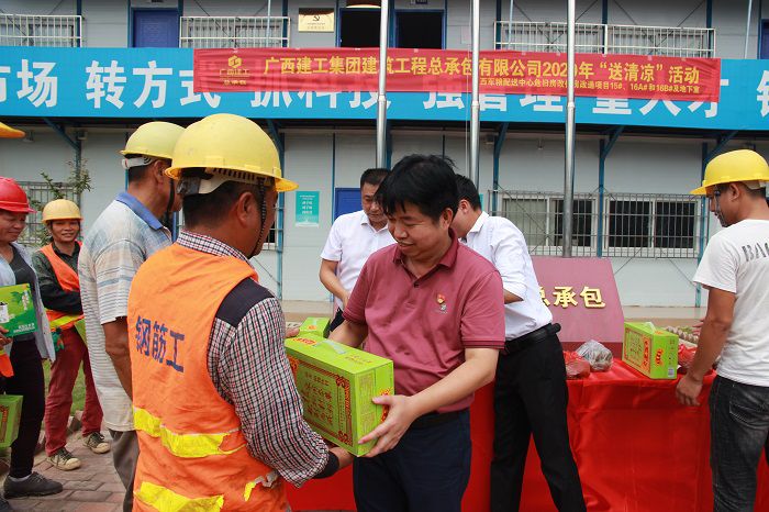 岑廷义在给工人发放慰问品。邓灿滨 摄.JPG