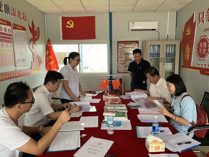 检查材料现场。蔡怡灵 摄.jpg