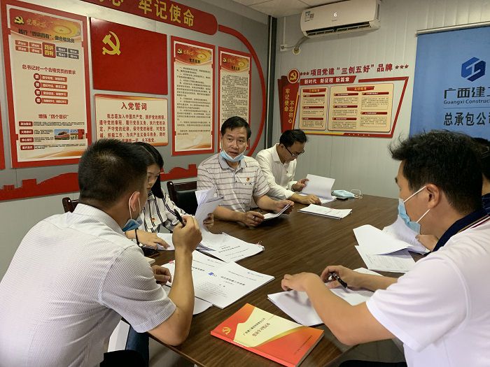 检查组检查材料。 刘萌萌 摄.jpg