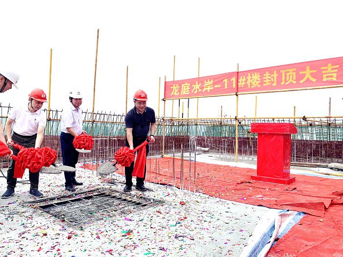 浇筑最后一方混泥土。周林哲 摄.jpg