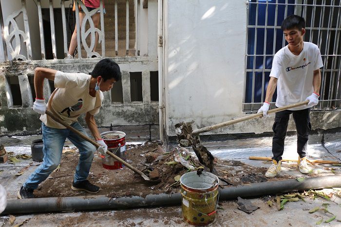 清理杂物。刘萌萌 摄.JPG