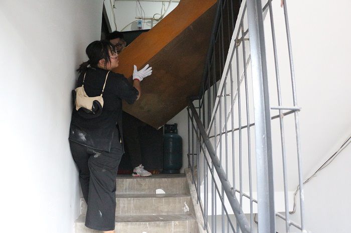 搬运杂物。刘萌萌 摄.JPG