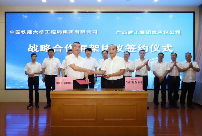 4双方签约。李立云 摄.jpg