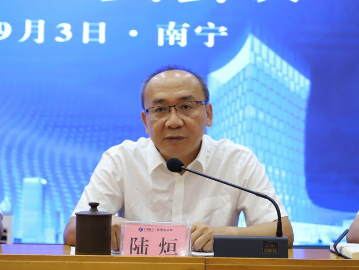 陆烜主持。李立云 摄.jpg