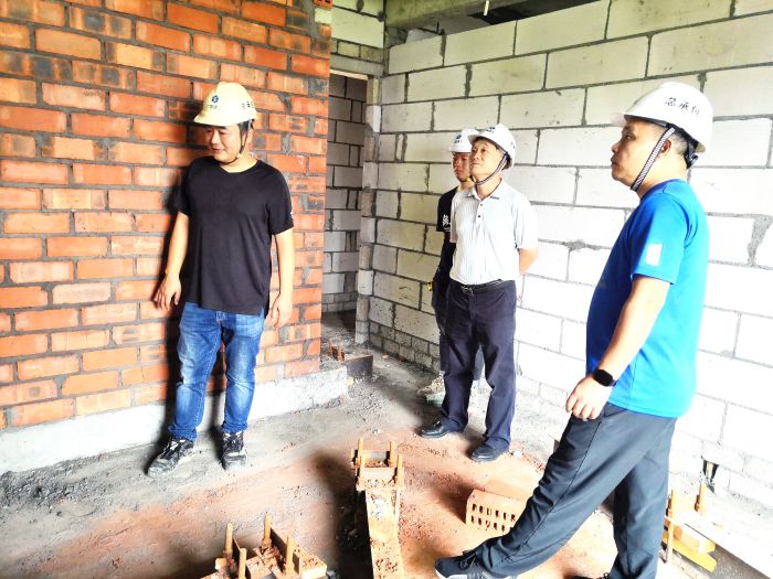 40砌砖检查。罗成 摄.jpg