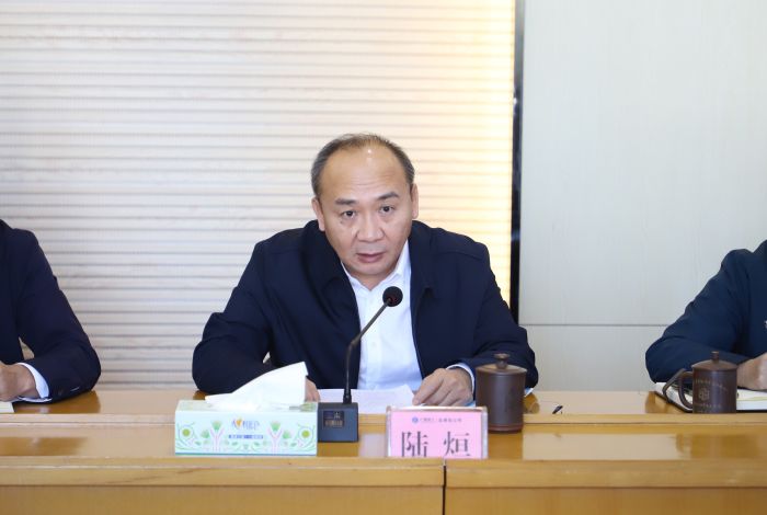 陆烜传达集团会议精神。郑诗宝 摄.jpg