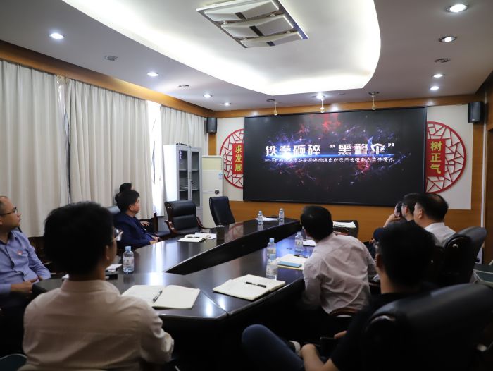 观看警示教育片。韦文 摄.jpg