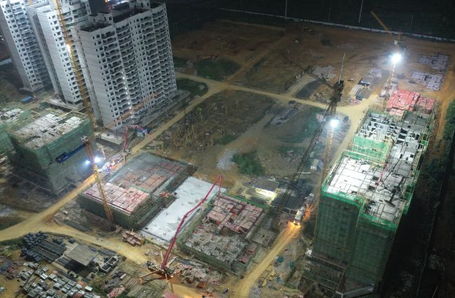 A地块夜间多个楼栋同时浇筑混凝土。卢瑞阳 摄.jpg