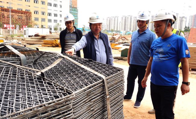 1607589660123974.jpg 公司党委副书记、纪委书记、工会主席岑廷义深入现场查看。谢微旋 摄.jpg