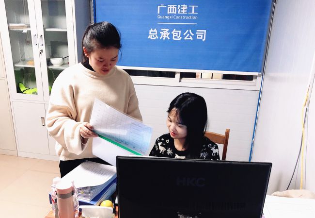 1607589763105582.jpg 内业工作组加班加点力行“当日事当日毕”。黄俊涵 摄.jpg