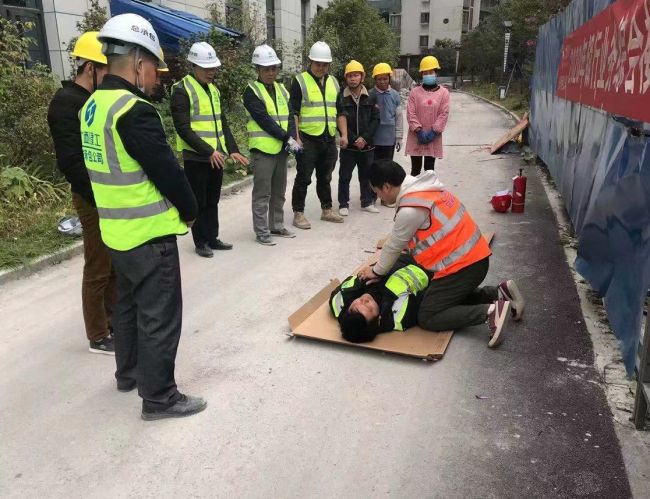 6  心肺复苏演示  王伟明 摄.jpg