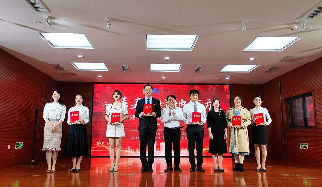 领奖现场。郑诗宝 摄（修图）.jpg