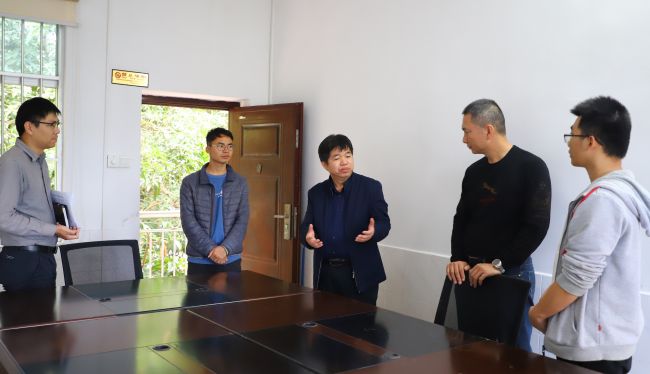 岑廷义与选派人员交流 (2).jpg