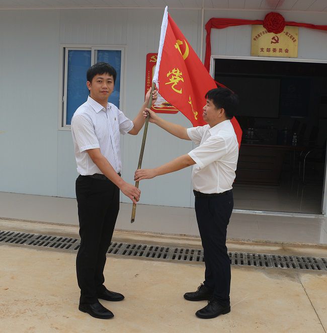 授旗仪式。张钊林 摄（修图）.jpg