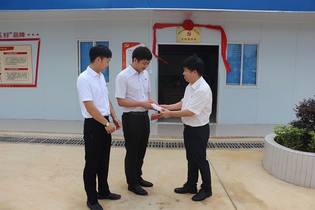 赠送红色书籍。张钊林 摄（修图）.jpg